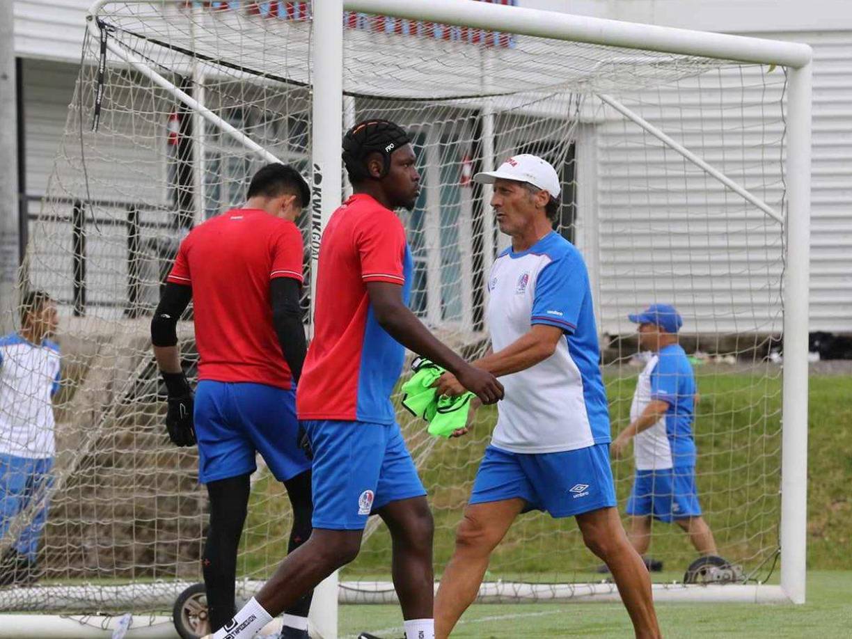 Pedro Troglio le dio instrucciones al delantero hondureño que sueña con tener el alta médica para su regreso a las canchas.