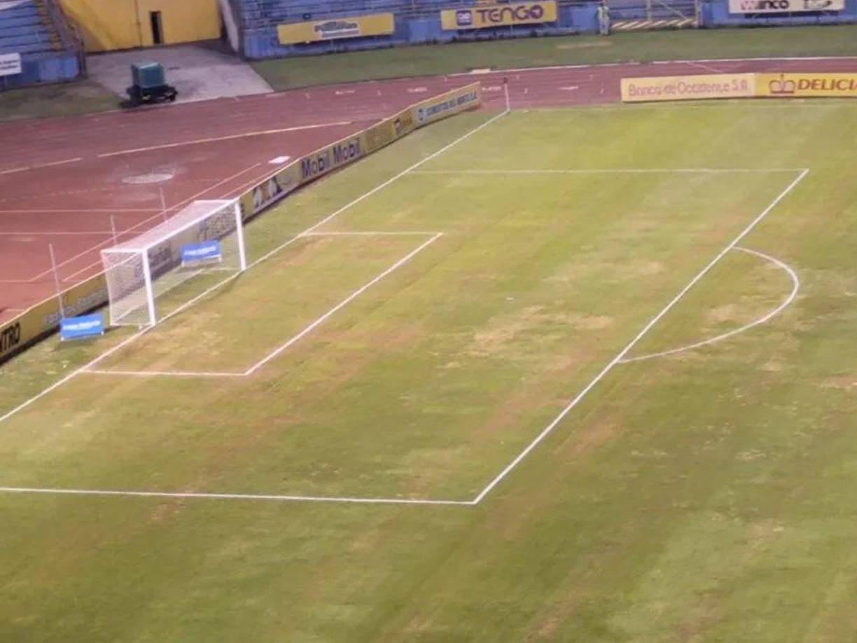 La cancha del estadio Olímpico también está en pésimas condiciones.