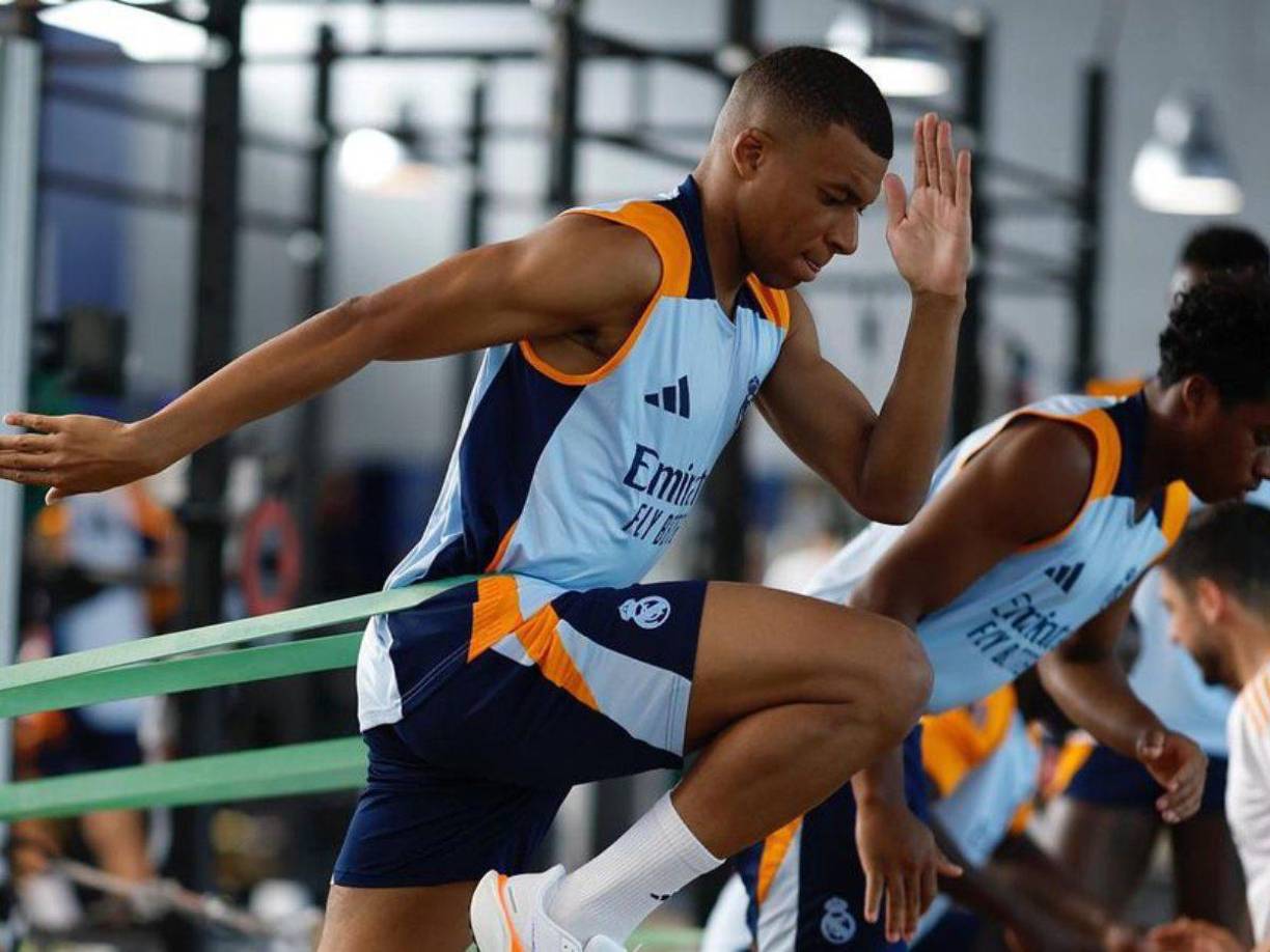 En la cuenta oficial de Mbappé se publicaron mensajes con alusiones al antisemitismo y diversos insultos hacia otros equipos.