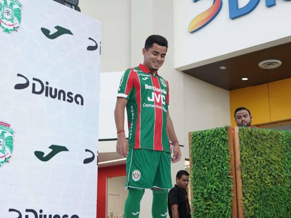 La de visitante es a rayas rojas y blancas sobre color verde, como su escudo lo indica; su cuello es tipo polo.