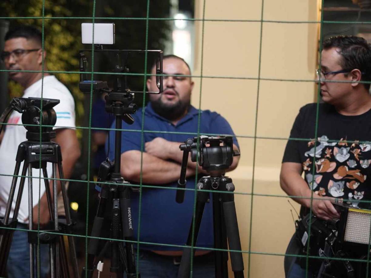 Los medios esperaron por largas horas a la llegada de la Selección Mexicana.