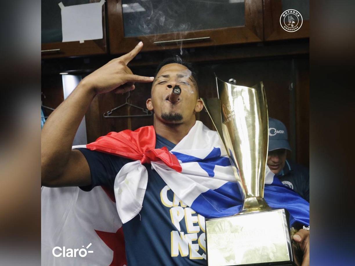El panameño Jorge Serrano emuló a Rubilio y también celebró con un puro junto a la Copa 19 de Motagua.