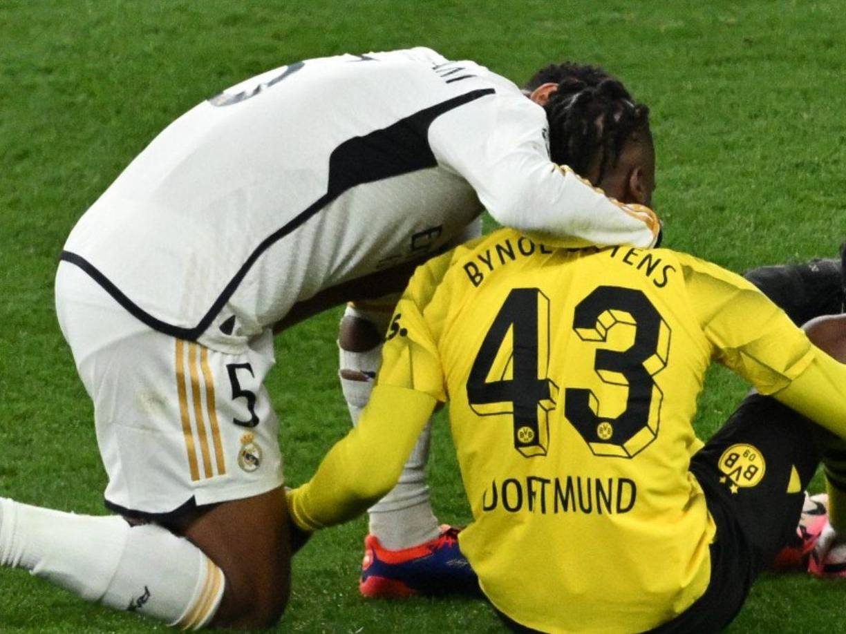 Bellingham tuvo el lindo detalle de consolar a sus excompañeros del Dortmund que lucían cabizbajos tras perder la final de la Champions League.