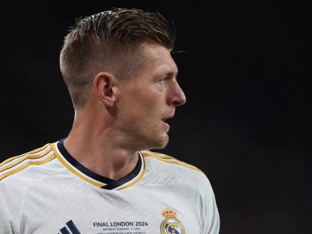 Toni Kroos encabeza la lista de jugadores que se marchan del Real Madrid. El volante alemán tomó la decisión de retirarse del fútbol.