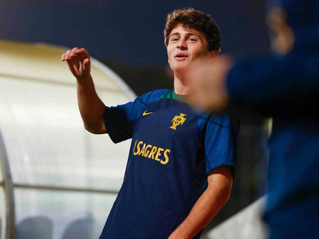 A falta de oficializarse, Joao Neves es nuevo jugador del PSG. El equipo francés y Benfica ya firmaron los documentos para su traspaso, que ronda los 70 millones de euros más la cesión de Renato Sanches al club portugués. El mediocampista se convierte en el cuarto fichaje más caro de la historia en París tras Neymar, Mbappé y Kolo Muani.