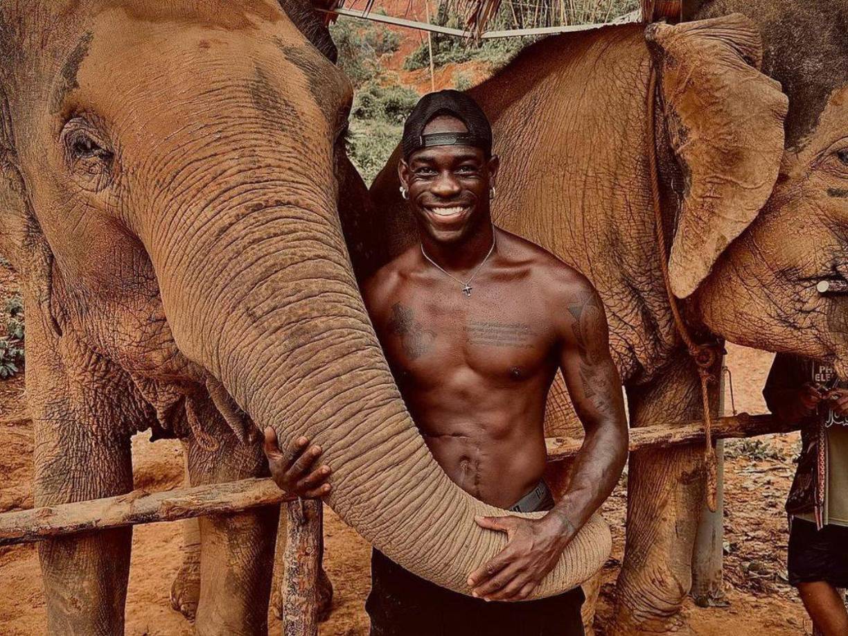 Sorpresa. El polémico delantero italiano Mario Balotelli está en negociaciones con <b>Intercity,</b> equipo español de la Tercera división de España.