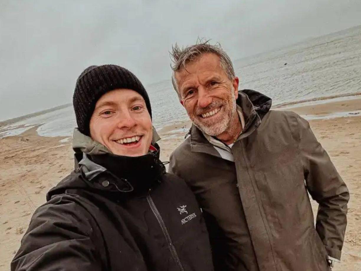 De 29 años, el deportista trascendió en aquel país al reconocerse abiertamente que era gay y, en reiteradas oportunidades, se mostró con su pareja Rolf Nordmo, de 66 años.