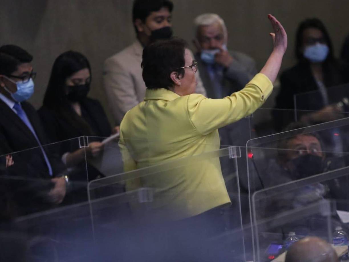 “Aquí te mando, para que te acordés que yo soy miembro del cuerpo diplomático y tengo derechos que me violentaste. Pero allá vos con tu conciencia”, señaló en la publicación, en la cual adjuntó un documento. 