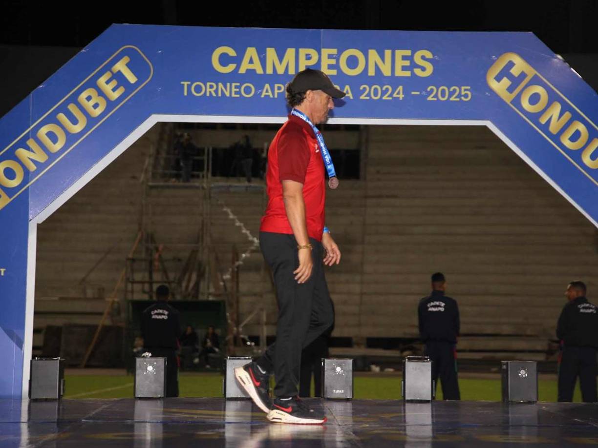 Pedro Troglio no pudo ganar el pentacampeonato y subió al estrado a recibir su medalla de subcampeón.
