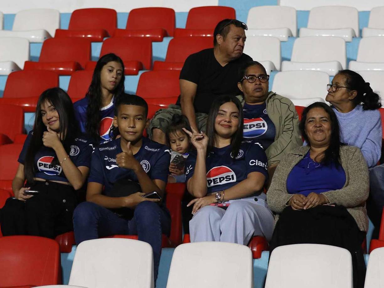 Aficionados de Motagua en el estadio Nacional Chelato Uclés apoyando al equipo en el partido contra Victoria.