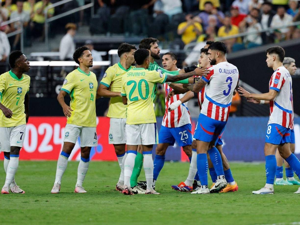 Alisson, portero de Brasil, tuvo que intervenir para que el zafarrancho no pasara a más en el duelo ante Paraguay.