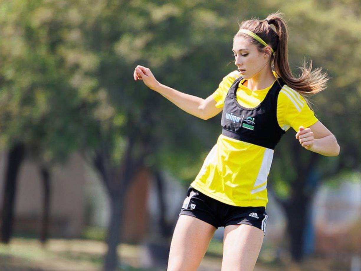 Su buen paso en la selección mexicana la llevó a ser parte de Tigres, pues las Amazónicas la ficharon en enero de 2024, siendo una de las contrataciones más jóvenes de la historia de la Liga Femenil, pues Flores tiene 18 años. 