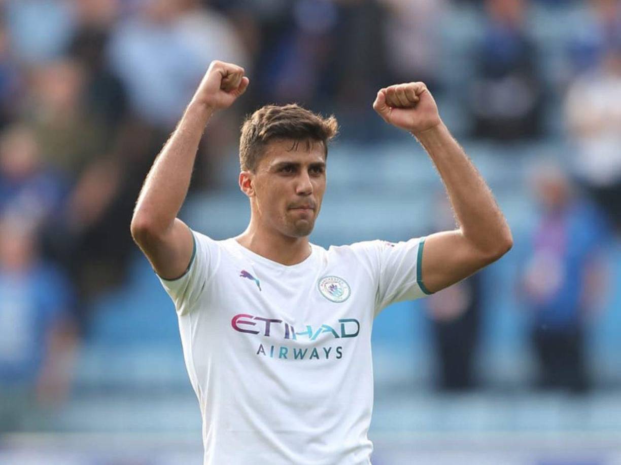 El Manchester City prepara una oferta millonaria para duplicar el salario de Rodri, buscando frenar el interés del Real Madrid y asegurar la permanencia de su mediocampista estrella. 