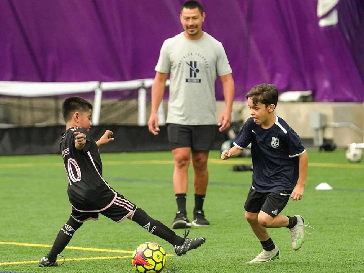 Junto al catracho otros futbolistas que destacaron en el Kansas City de la MLS forman parte de los campamentos de fútbol con jóvenes.