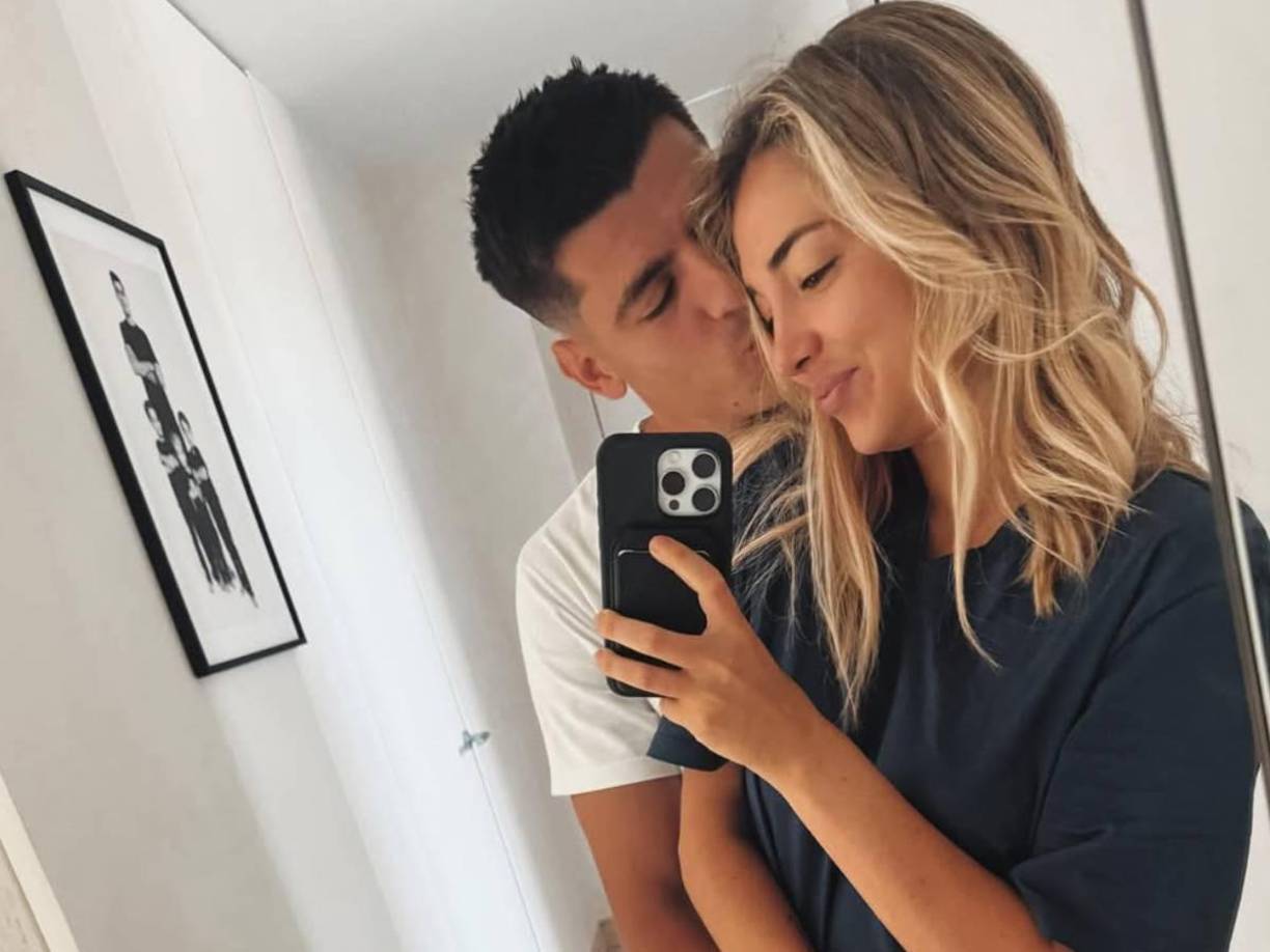 Pese a ello, el futbolista y la modelo han permanecido en contacto continuamente, ya que tienen cuatro hijos en común. 