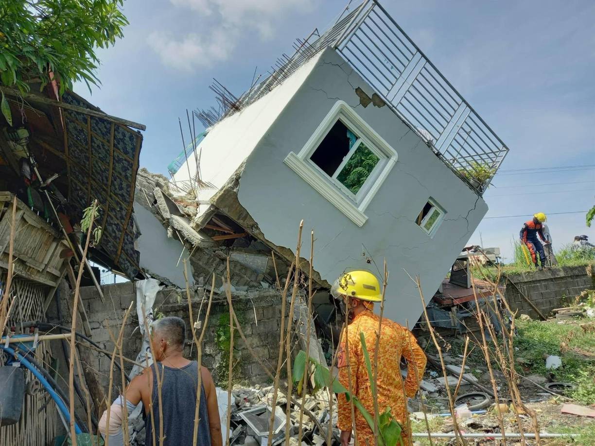 El sismo, que fue elevado desde la magnitud inicial de 7,1 para 7,0 y a una profundidad de 17 kilómetros por las autoridades filipinas, igualmente afectó a unas 15 ciudades y causó graves daños a por lo menos 179 edificios, 29 carreteras y tres puentes.