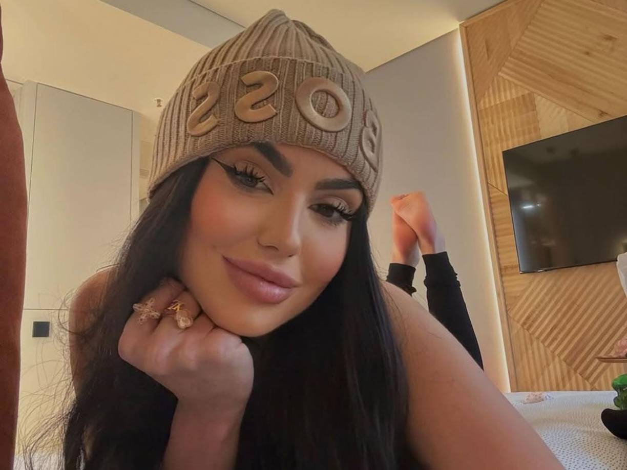 Por otro lado, la diseñadora expresó su nostalgia por su país y su deseo de volver pronto: “Echo muchos de menos mi país y quiero volver lo antes posible”.