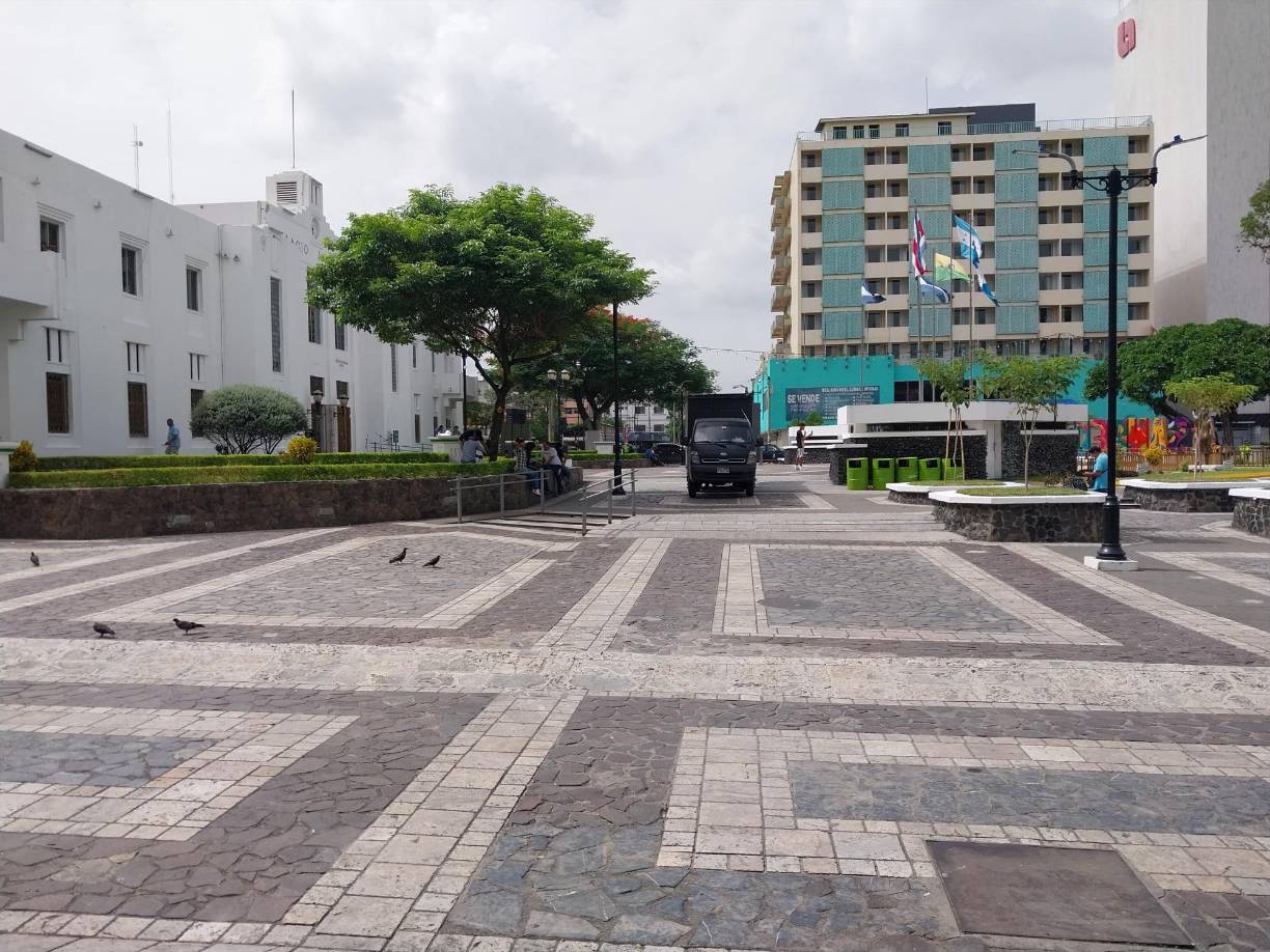 Así luce la entrada de la Municipalidad de San Pedro Sula tras la salida pacífica de los vendedores.
