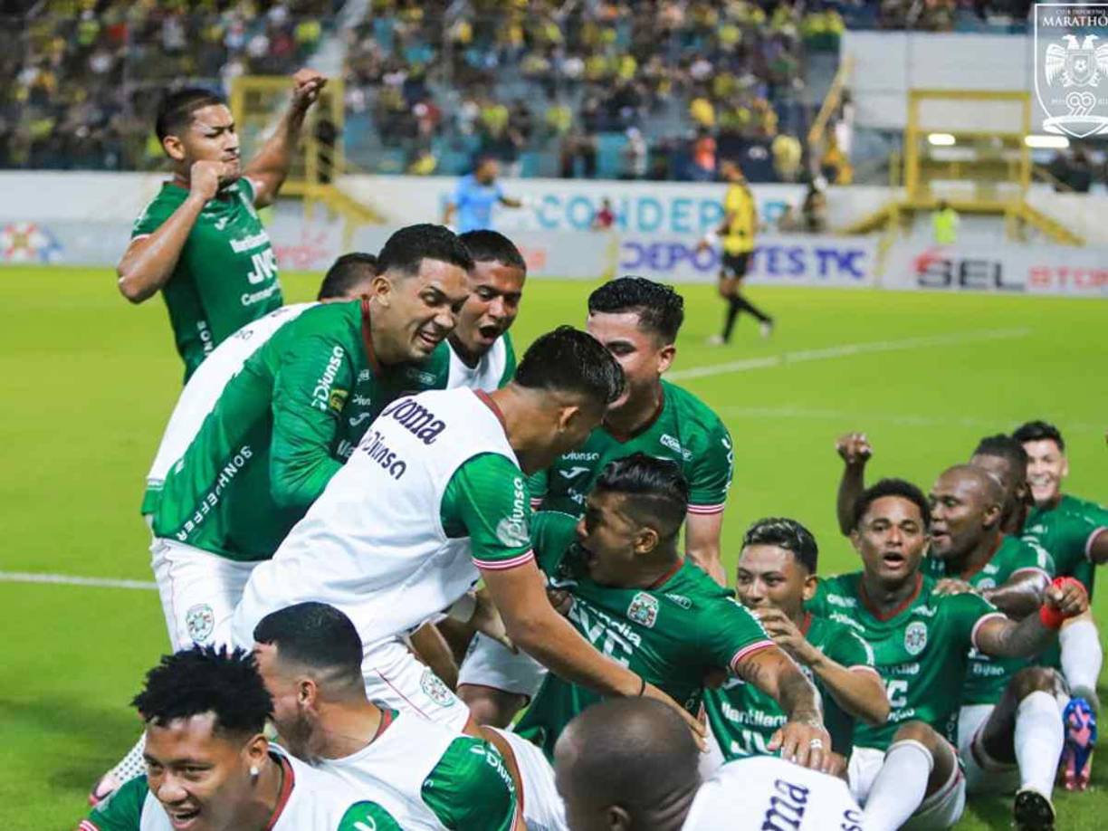 Los jugadores del Marathón festejaron en forma de “trencito” el gol de Iván López. 
