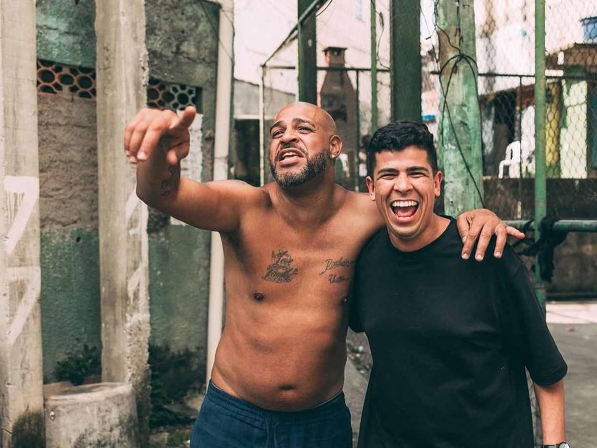 La primera vez que su padre lo vio bebiendo: “Tomé un vaso de plástico y lo llené de cerveza. Aquella espuma amarga y fina que bajaba por mi garganta por primera vez tenía un sabor especial. Un nuevo mundo de ‘diversión’ se abrió ante mí. Mi madre estaba en la fiesta y vio la escena. Se quedó callada, pero mi padre vio”.
