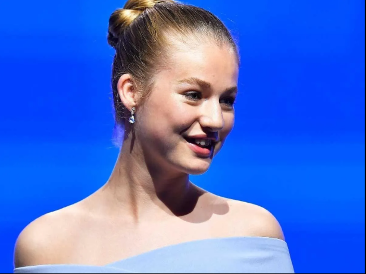 La Princesa Leonor tiene 17 años. Los padres de la heredera al trono le piden que primero debe terminar sus estudios académicos para luego formalizar su supuesta relación.