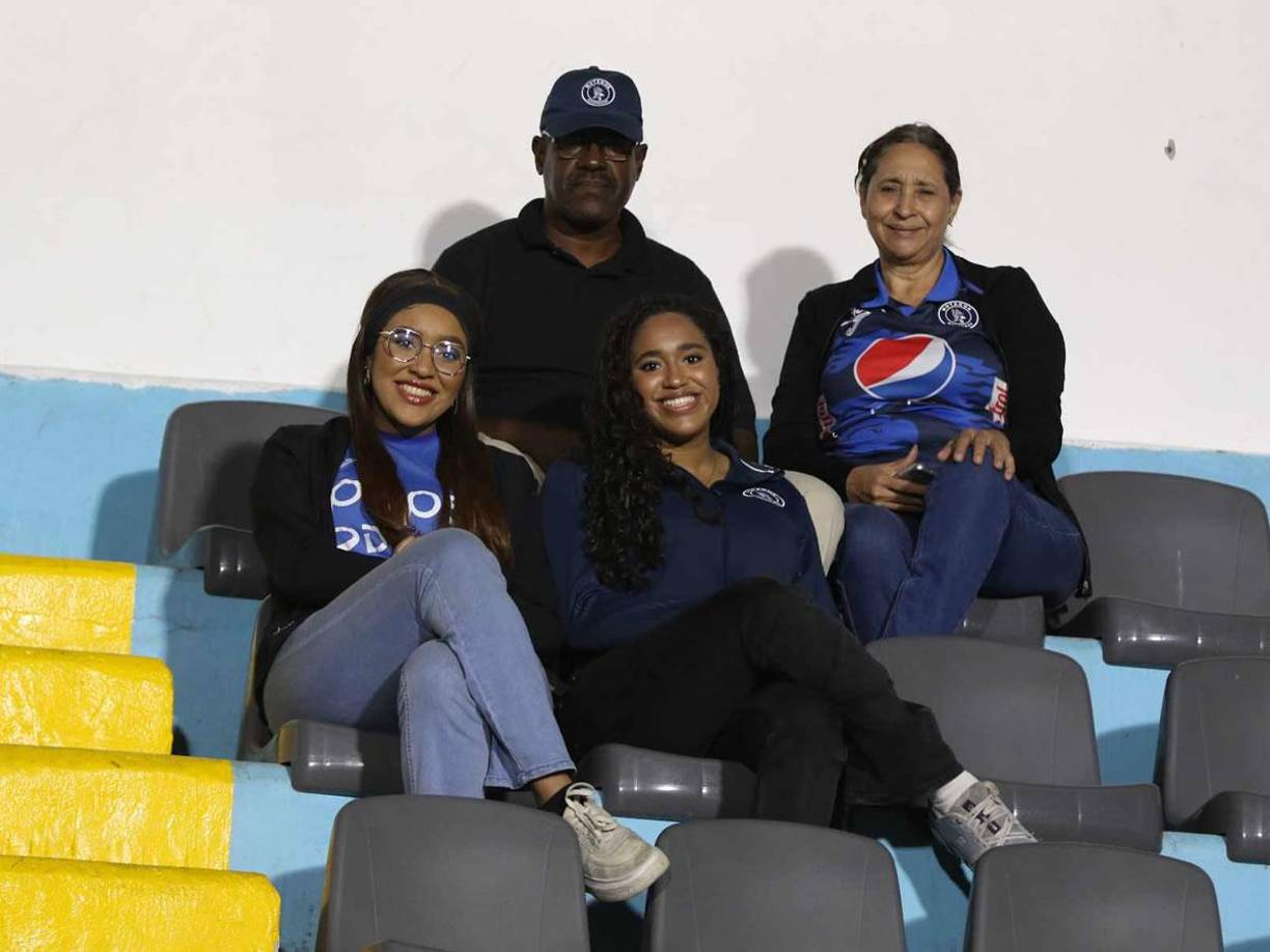 Aficionados de Motagua en el estadio Nacional Chelato Uclés apoyando al equipo en el partido contra Victoria.