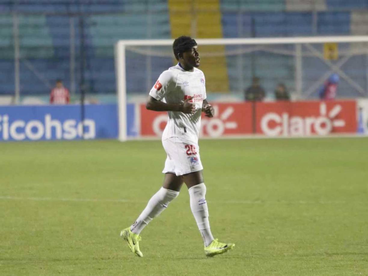 Alberth Elis entró al terreno de juego con un casco protector en la cabeza, el mismo tipo que utilizaron famosos futbolistas como Cristian Chivu y Petr Cech en el fútbol internacional.