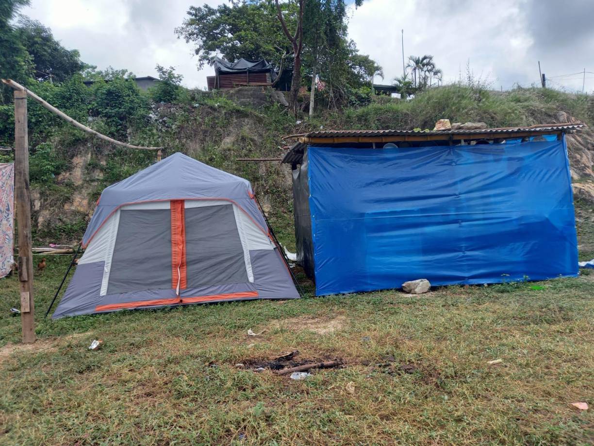 Los evacuados permanecen en carpas a la espera de ayuda. 