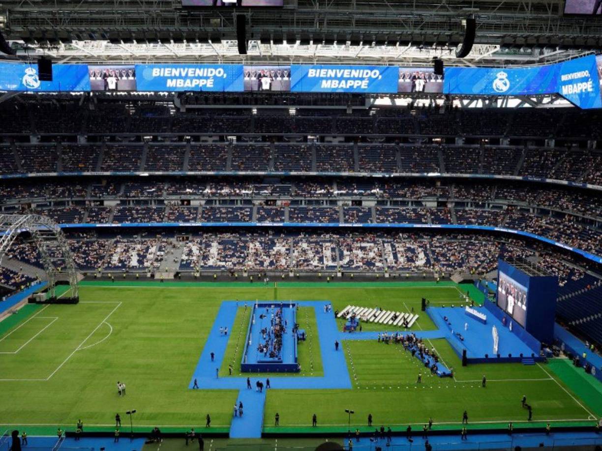 El estadio Santiago Bernabéu fue abarrotado por aficionados del Real Madrid que esperaban a Kylian.