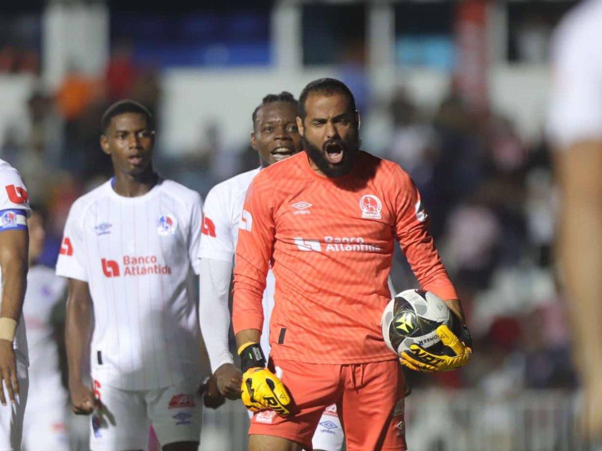 Edrick Menjívar celebró con euforia el haber atajado el penal.
