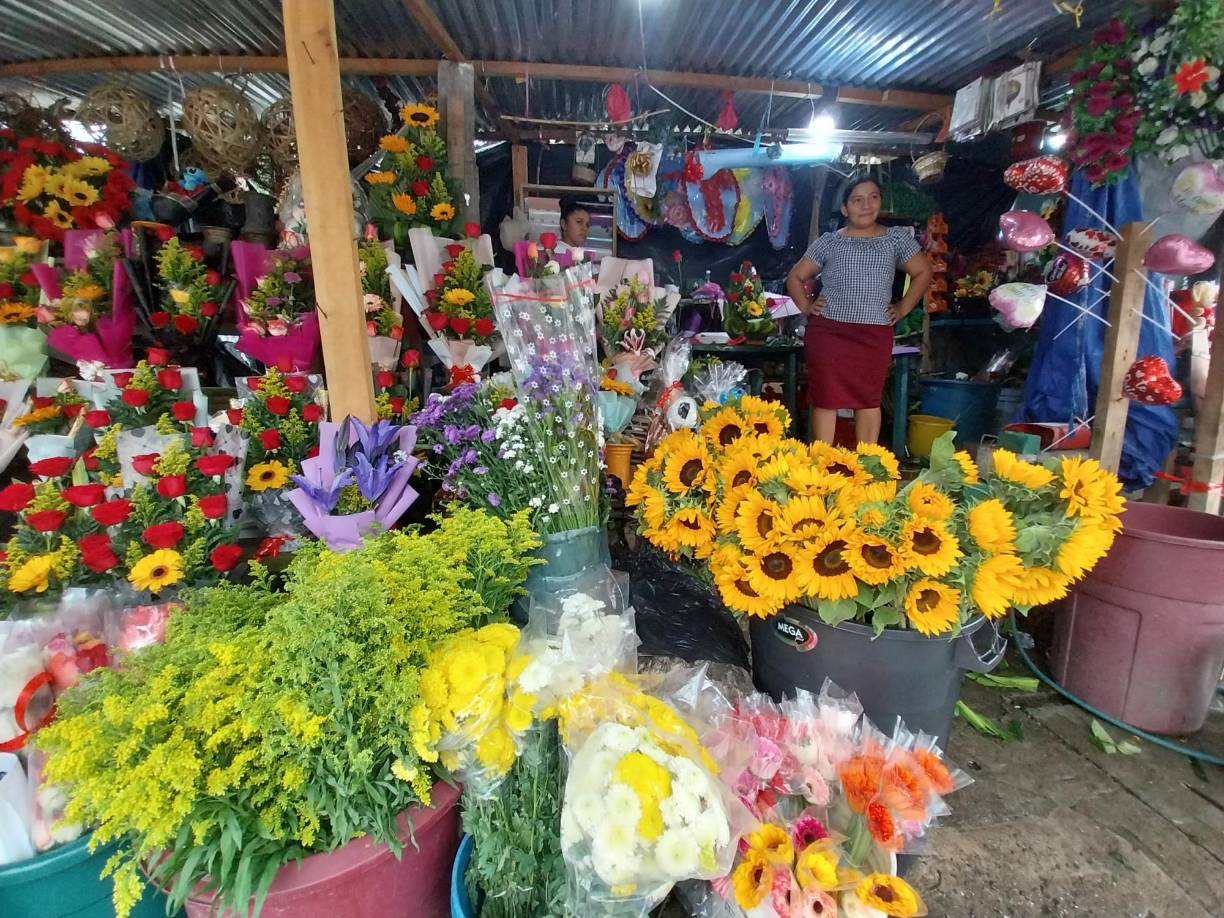 Flores de follaje, hortencias y lirios también son cotizados en los arreglos.