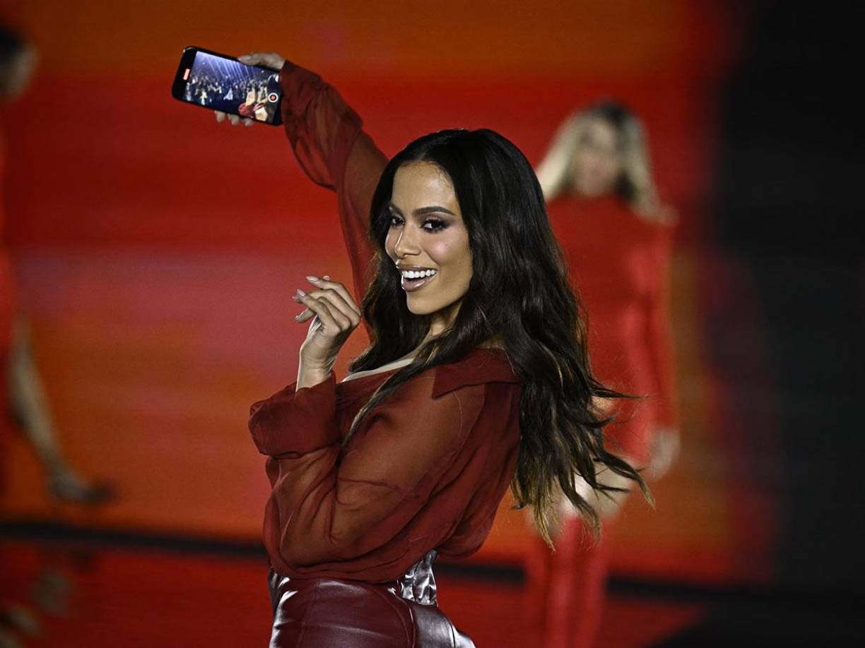 Destacándose con más de 12 años de carrera como cantante y compositora, además de incursionar como bailarina y actriz de televisión, Anitta se ha mostrado como la unión de Latinoamérica en cada una de sus melodías. 