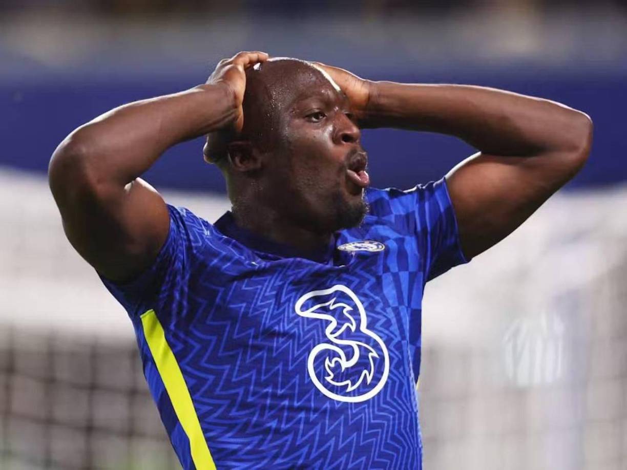 En los Países Bajos apuntan la posibilidad de que Romelu Lukaku acabe en el Real Madrid. Una cesión podría ser bien vista por el club blanco. Su agente ya lo habría ofrecido al club blanco.