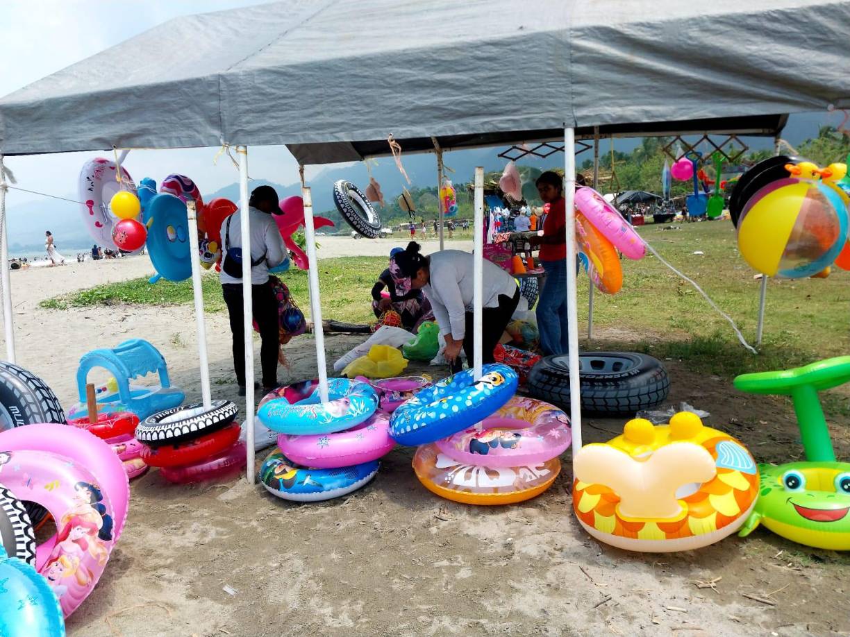 Guatemaltecos encantados con las playas de Masca, Omoa