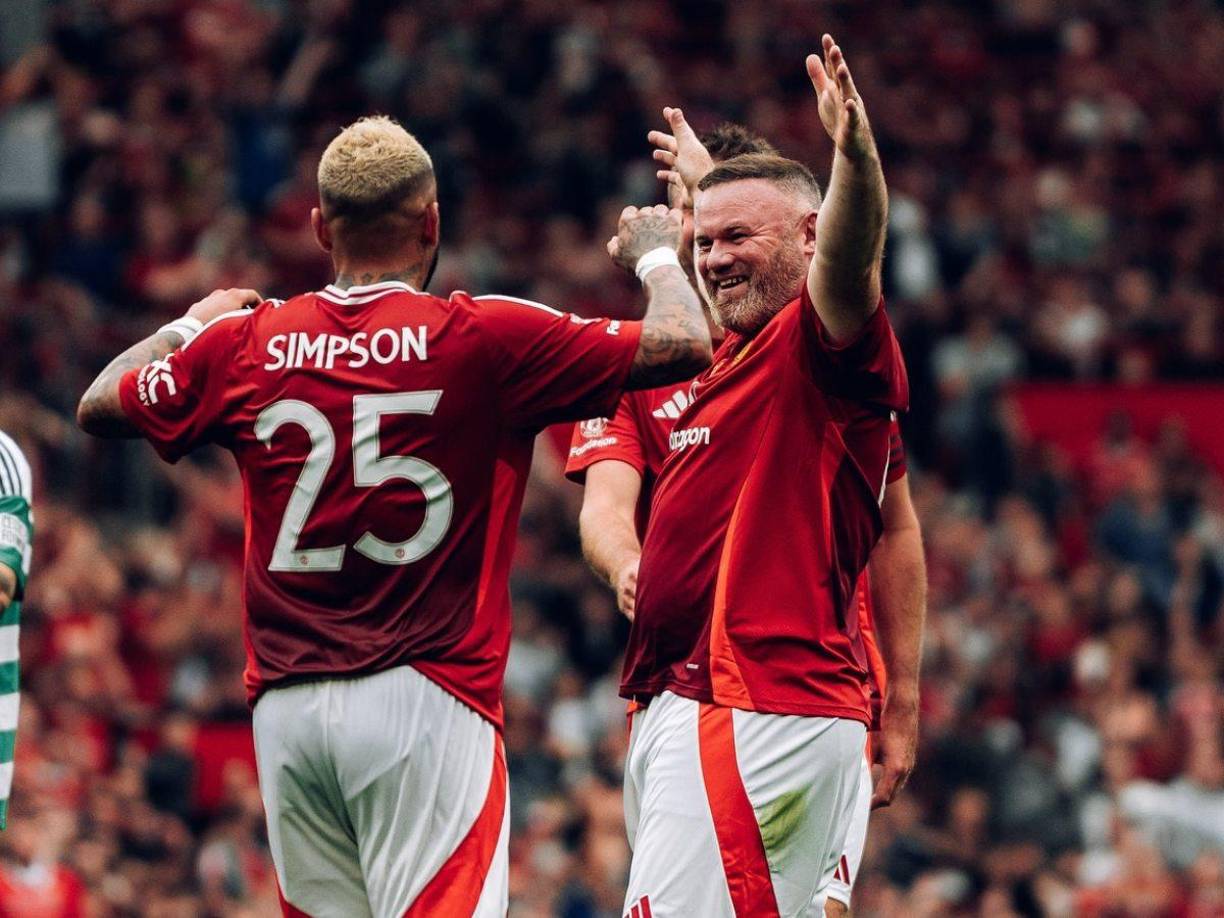 Rooney dejó a todos con la boca abierta cuando ejecutó un libre directo que acabó en el fondo de las mallas tras un golpeo sublime que demostró que no había perdido nada de calidad a la hora de golpear la pelota.