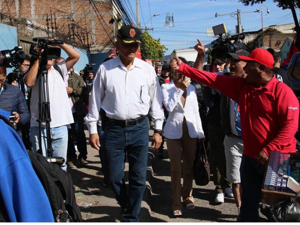 En las afueras de los juzgados se encuentra un grupo de simpatizantes de Libre que han llegado a pedoir encarcelamiento para Romeo Vásquez.