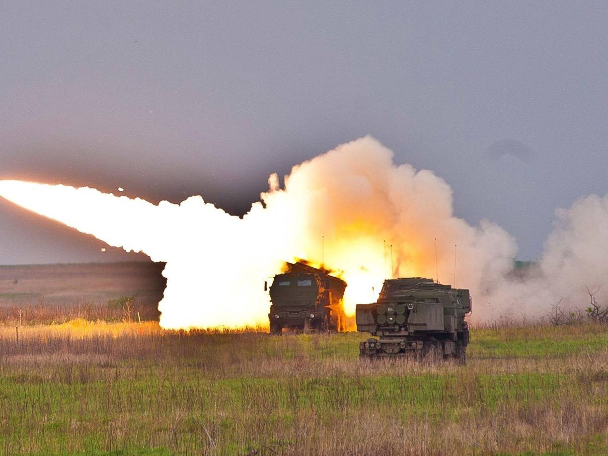 Los misiles de precisión Himars que Estados Unidos suministra a Ucrania han dado a su ejército un nuevo impulso en el campo de batalla, haciendo inclinar la balanza en contra de Rusia, lo que puede presionar a frenar la ofensiva, según expertos.