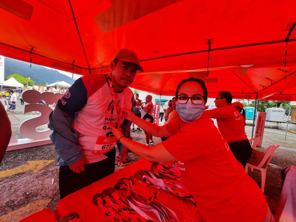 Zayra Caballero, del staff de diario LA PRENSA entregó las medallas a los corredores. 