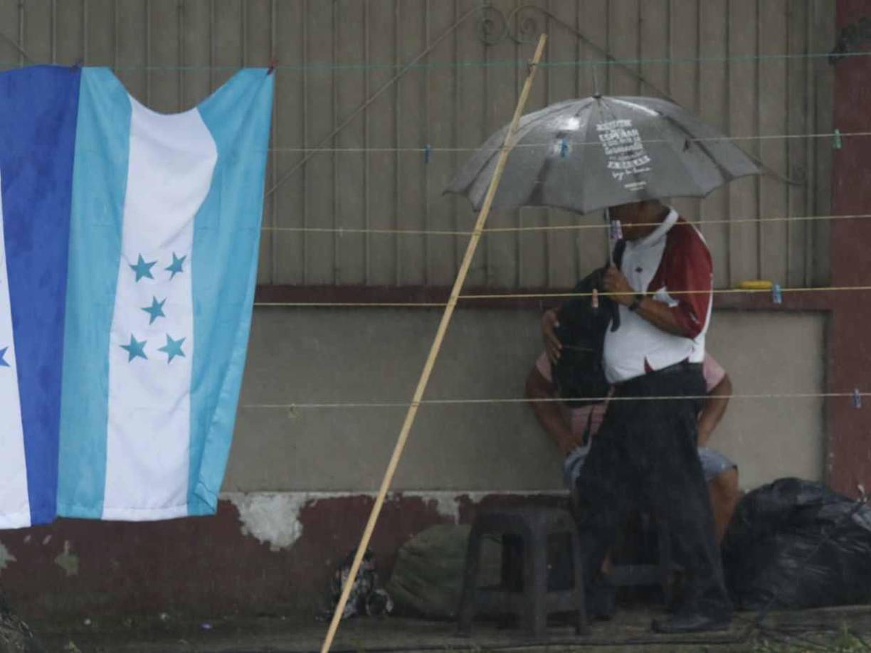 La Tormenta Sara ya está en la zona norte del país tras sus primeras lluvias este jueves. El Estadio Morazán recibió los primeros embates de la depresión tropical. 
