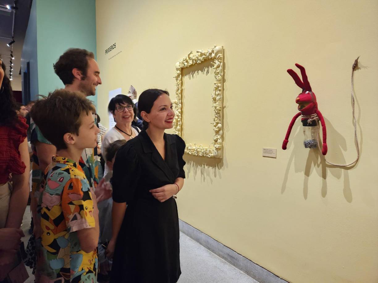 Delano remarcó que en un mundo como el de hoy, “abundado por pantallas”, y “donde la inteligencia artificial está dominando”, este proyecto “invita a regresar a lo básico”, a lo humano y a lo colectivo. Además, los organizadores destacaron que “al igual que Franz Mayer”, el personaje principal de 31 Minutos, Tulio Triviño, “es un gran coleccionista de arte e, inspirado por la generosidad de Franz, Tulio abrirá, por única vez, las puertas de su Galería hermosa y desconocida”.