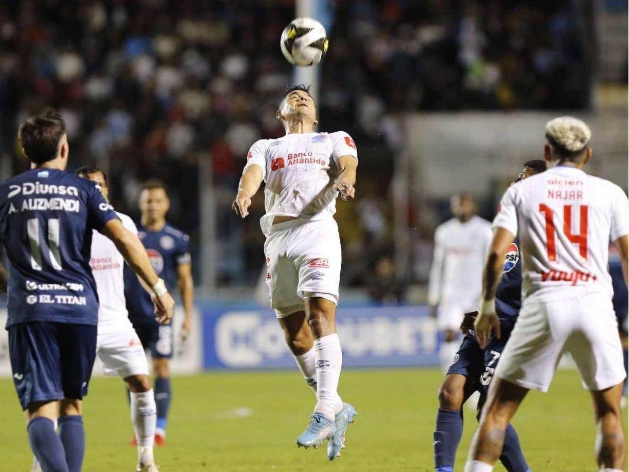 1- Carlos Pineda: En primera instancia Carlos Pineda tuvo un fuerte encontronazo con el extremo Carlos “Zapatía” Mejía y tuvo salir en camilla del encuentro por la gloria del torneo Apertura.