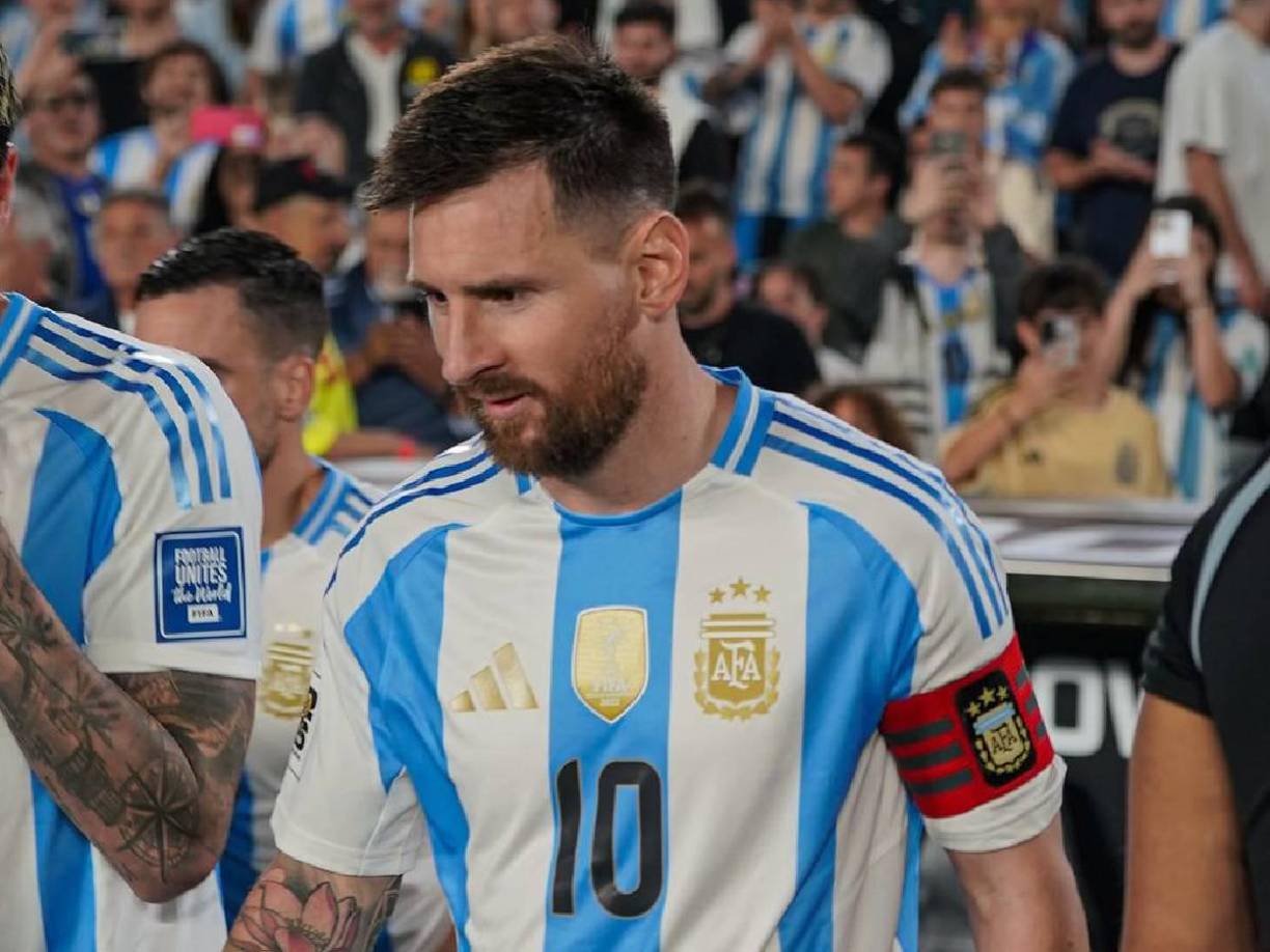 2. Messi, de 37 años, ocupa la segunda plaza en esta tabla con 135 millones de dólares de ingresos. Tiene un sueldo de 60 millones en el Inter Miami y generó 75 millones fuera del terreno de juego.