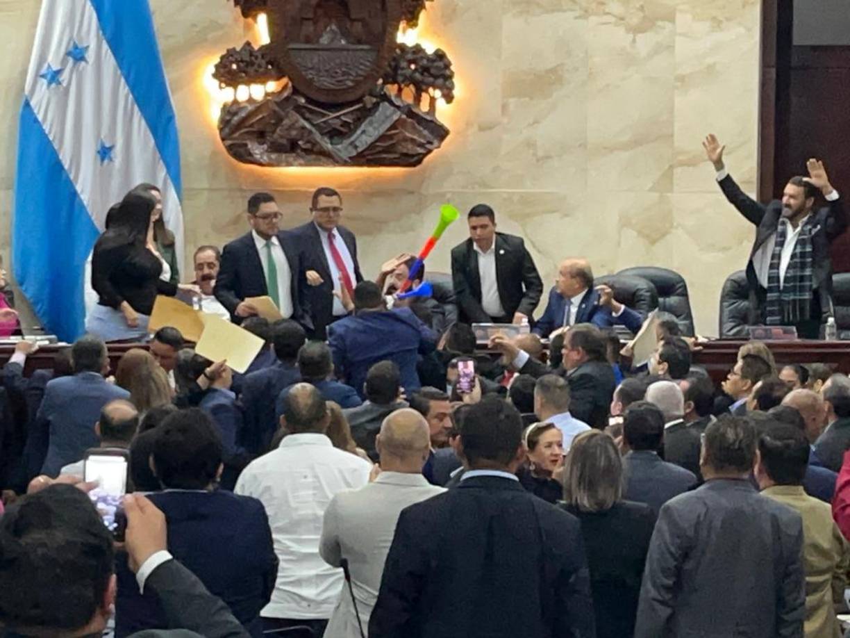 Por segundo día consecutivo la sesión del Congreso Nacional fue suspendida debido a la agudizada crisis de ingobernabilidad por la insurrección legislativa instalada por la bancada del Partido Nacional.