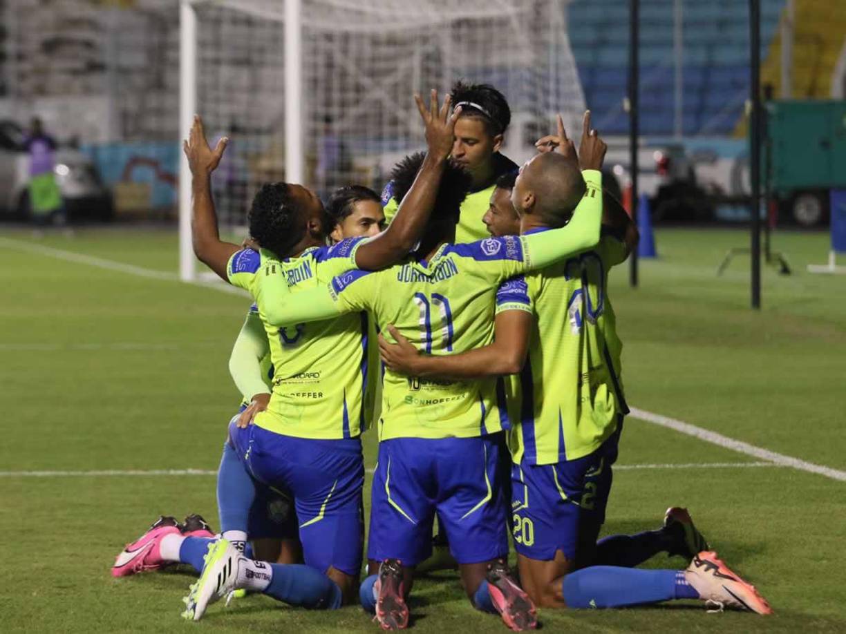 Los jugadores de los Potros del Olancho FC celebrando el gol de Eddie Hernández contra el Marathón.