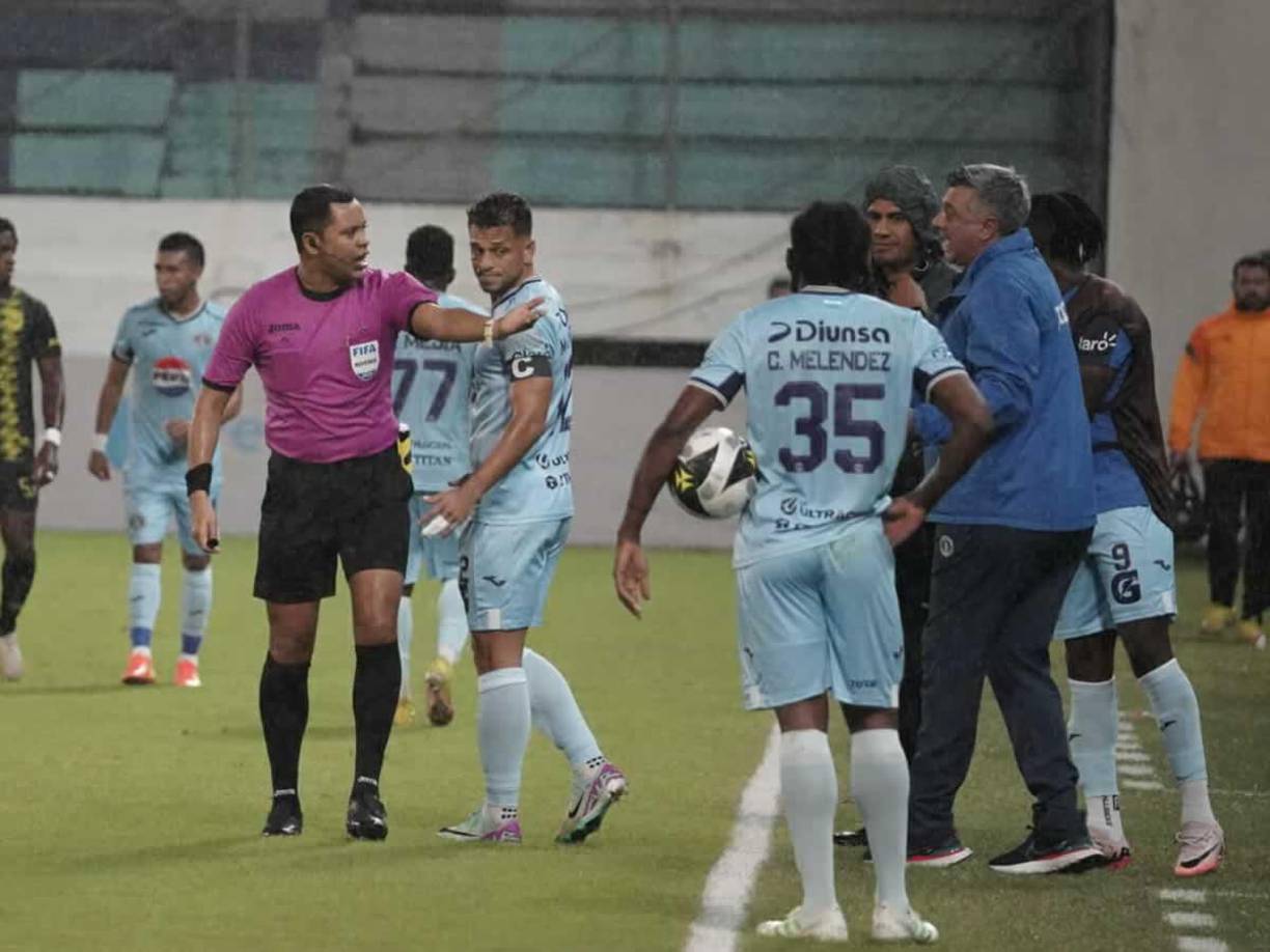 Diego Vázquez le reclamó al árbitro Selvin Brown por su polémica decisión de anular el gol legítimo de Motagua.