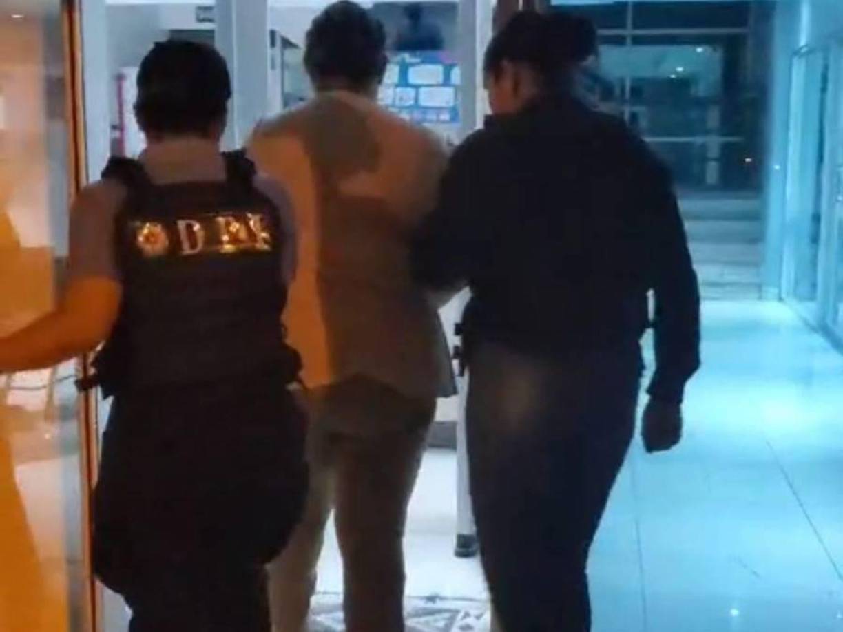 Según el reporte policial, ambos tuvieron una discusión que culminó en un ataque con una tijera, provocando heridas graves a Flores, quien falleció el 19 de septiembre debido a la gravedad de las lesiones.