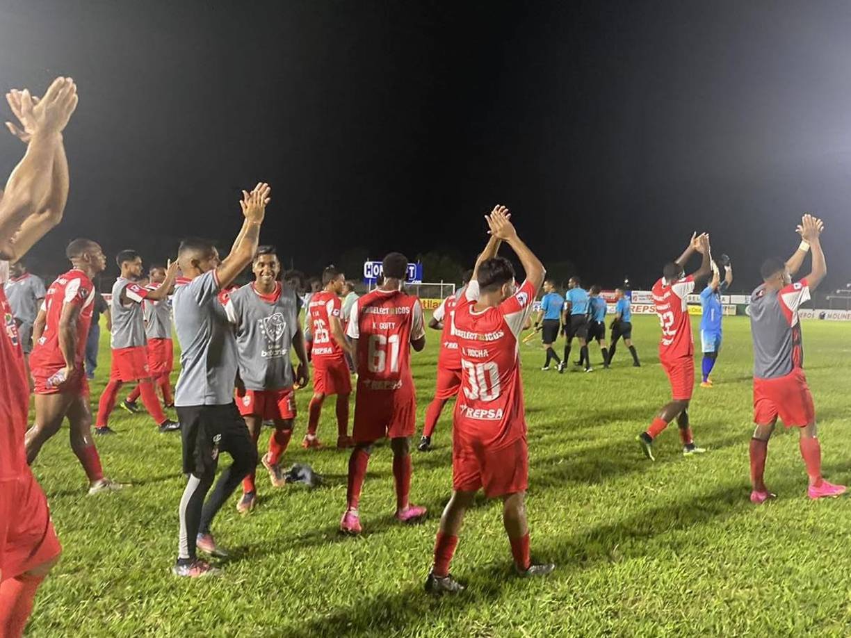 Los jugadores de la Real Sociedad celebrando al final el triunfo 2-1 contra el Real España en el estadio Francisco Martínez Durón de Tocoa.