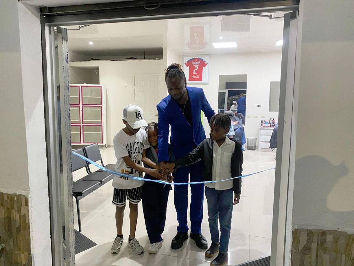 El ex jugador de Olimpia, Real España y Motagua inauguró el jueves Álvarez Barbershop, una barbería con temática futbolera en San Pedro Sula.