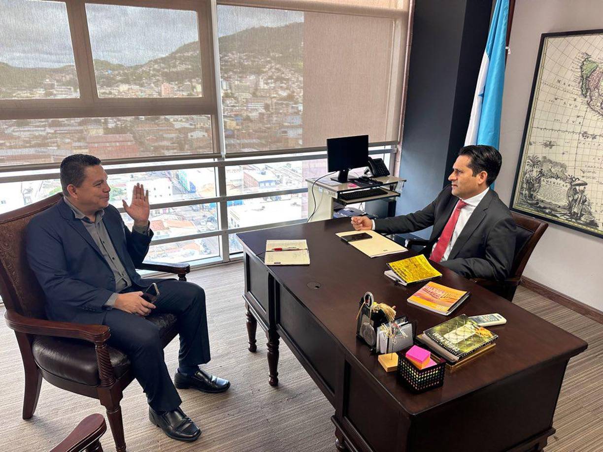 El director de la Unidad Fiscal Especializada contra Redes de Corrupción (Uferco), Luis Javier Santos, se reunió con el nuevo fiscal general adjunto, Mario Morazán.