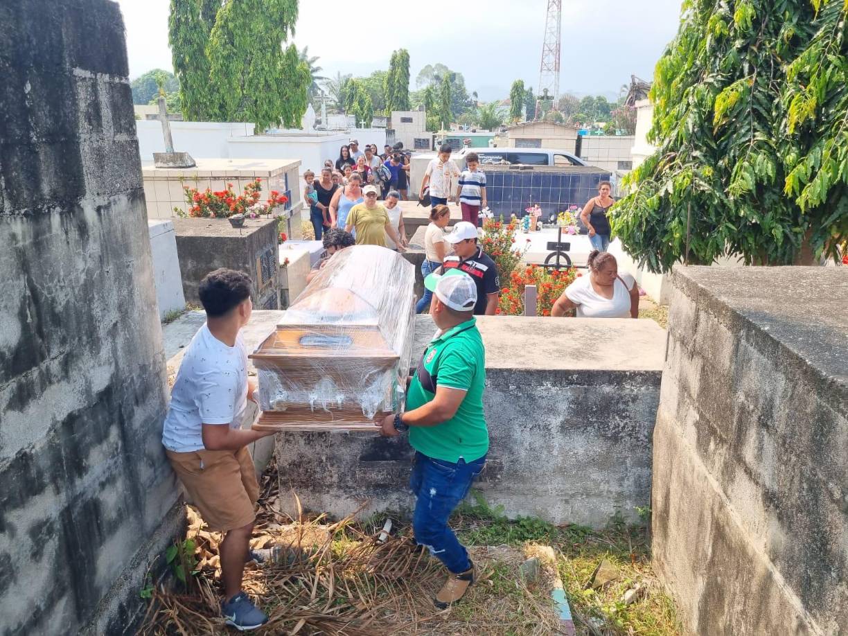 Familiares, amigos y vecinos dieron juntos el último adiós a Claudia.